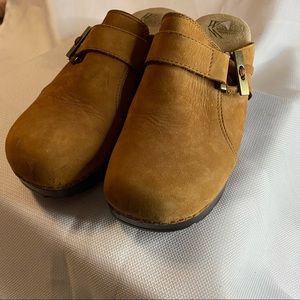 WHITE MOUNTAIN SUEDE CLOGS